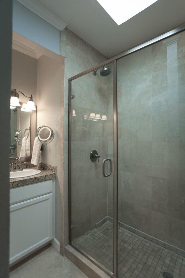 Building Photo - Newly Updated 3-Bedroom House in the Desir...