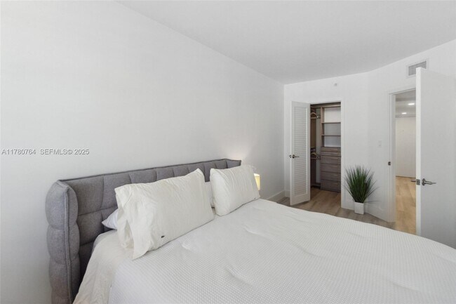 Building Photo - 100 Lincoln Rd