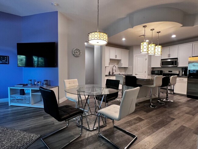 Building Photo - 2 Bed 2 Bath Furnished Condo Tempe Resort-...
