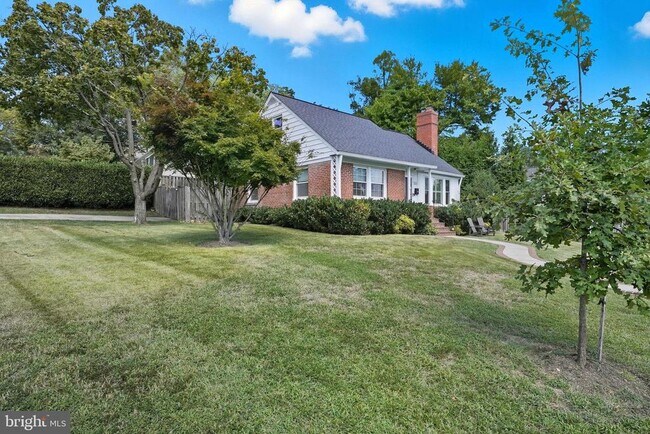 Building Photo - 511 Crestwood Dr