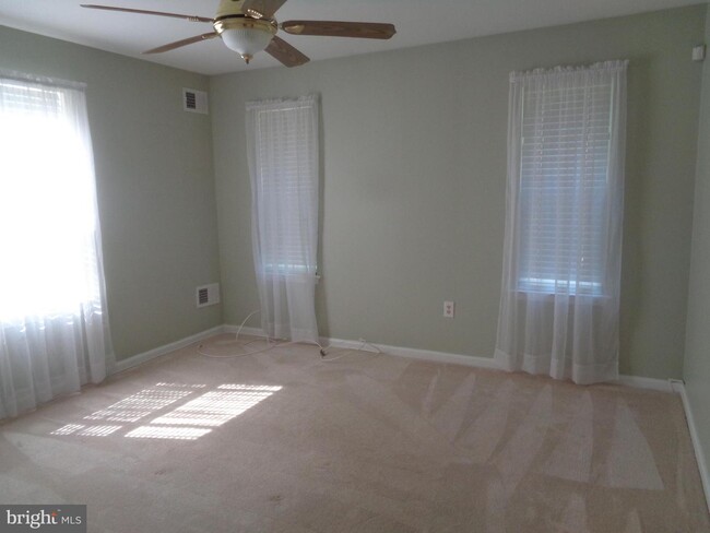 Building Photo - 603 Sweetwater Dr