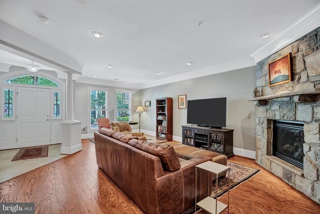 Building Photo - 708 Day Ln