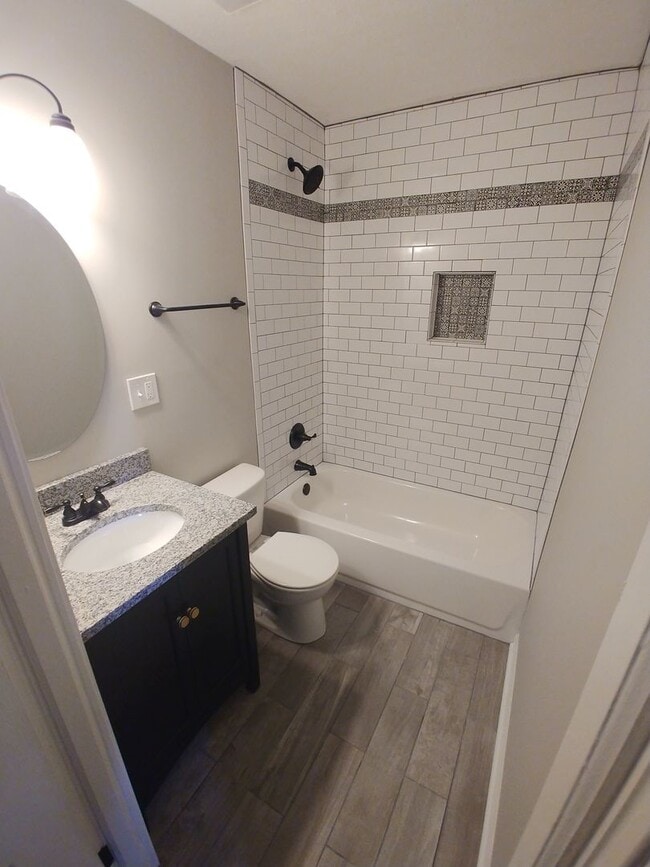Building Photo - 4 bedroom, 2 bathroom home close to the Un...