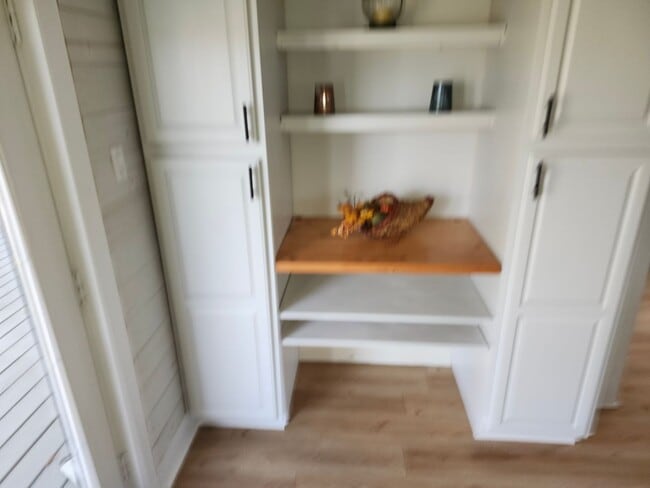 Building Photo - Large 4 BR, 2 Bath Country Home and Workshop