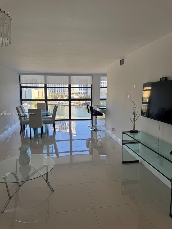 Building Photo - 400 Leslie Dr