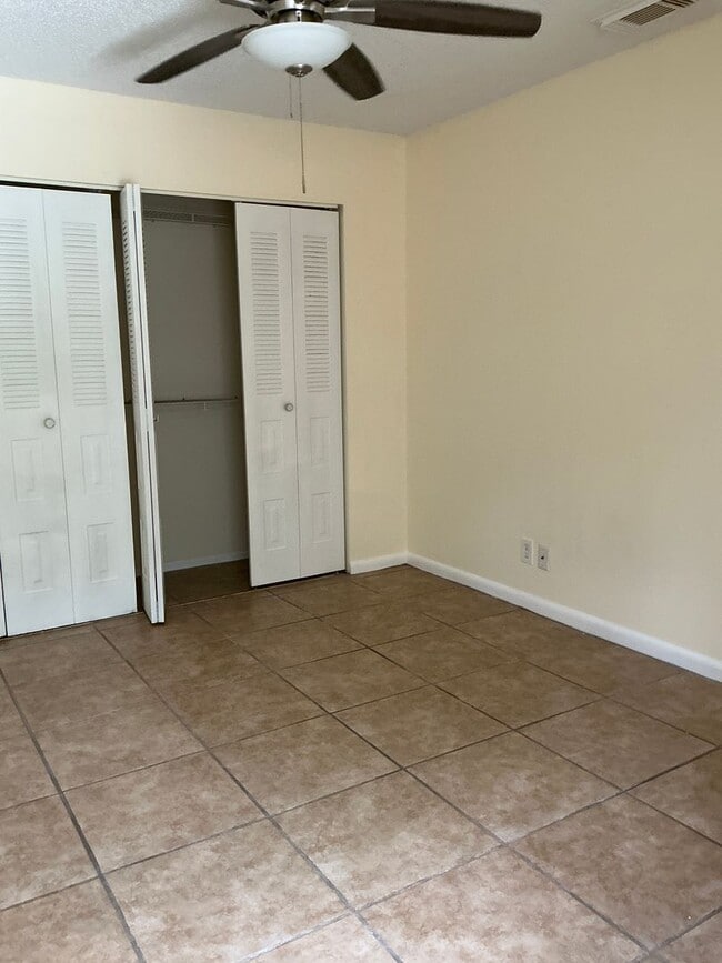 Building Photo - Surrey Woods Rental  2/2