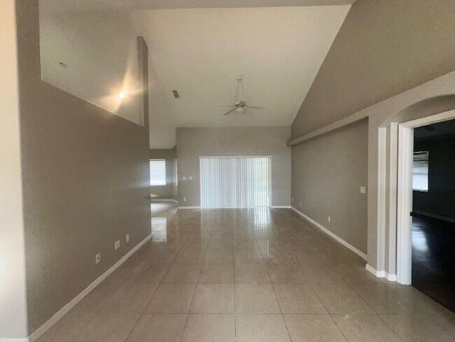 Building Photo - Pool home for rent !