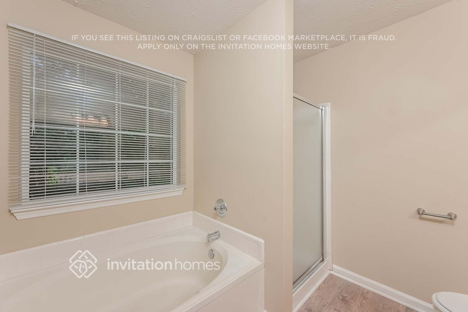 Building Photo - 4220 E Meadow Dr