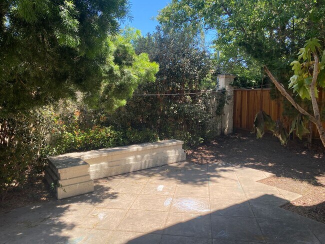 Building Photo - Executive Home in Dublin Available!