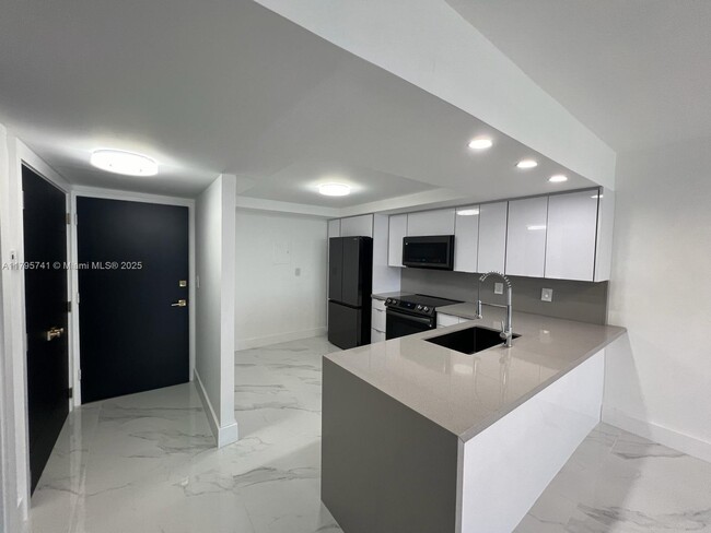 Building Photo - 1301 NE Miami Gardens Dr
