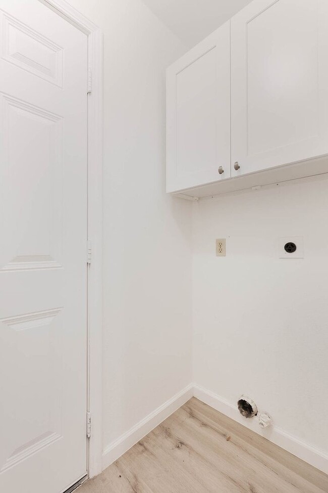 Building Photo - Leon Valley~Spacious 2 Bedroom~Updated Kitchen with Stainless Steel Appliances~2 Car Garage~Backyard