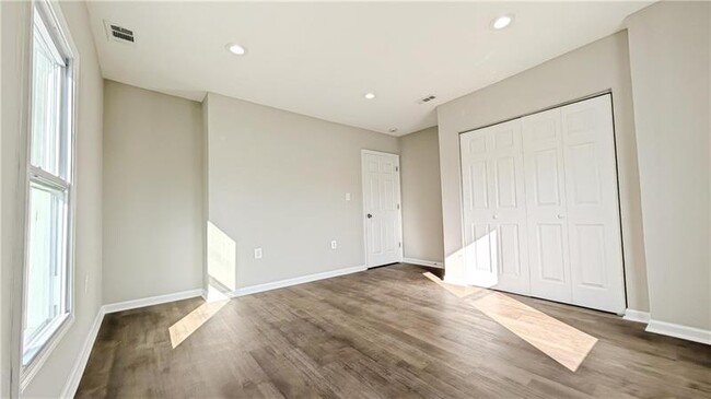 Building Photo - 122 Elm St