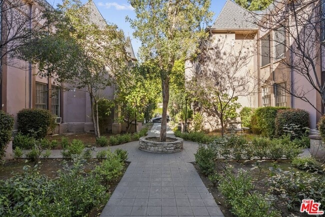 Building Photo - 6542 1/2 W Olympic Blvd