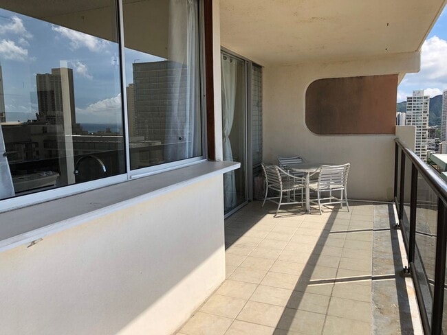 Building Photo - 1/1/2 - Penthouse Unit- Utilities Included - Large Covered Lanai w/Ocean & City Views