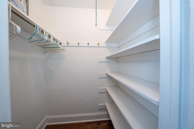 Building Photo - 227 E Hathaway Ln