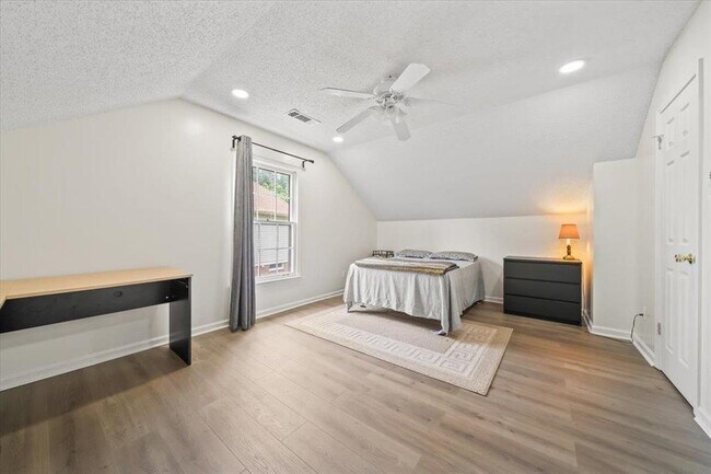 Building Photo - 8429 King William St