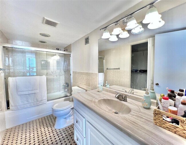 Building Photo - 600 NE 36th St