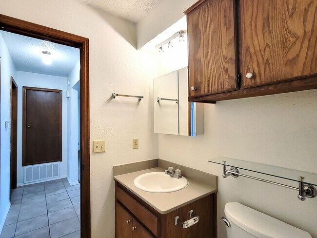 Building Photo - Charming 2 Bedroom Duplex in Tuttle, Oklah...