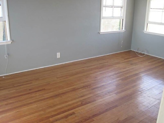 Living room - 1723 E Erie St