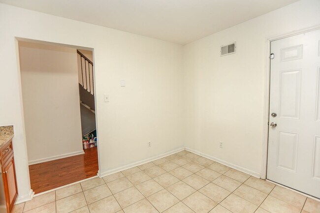 Building Photo - "Charming Kempsville Lake Townhome – Great Amenities & Location!"