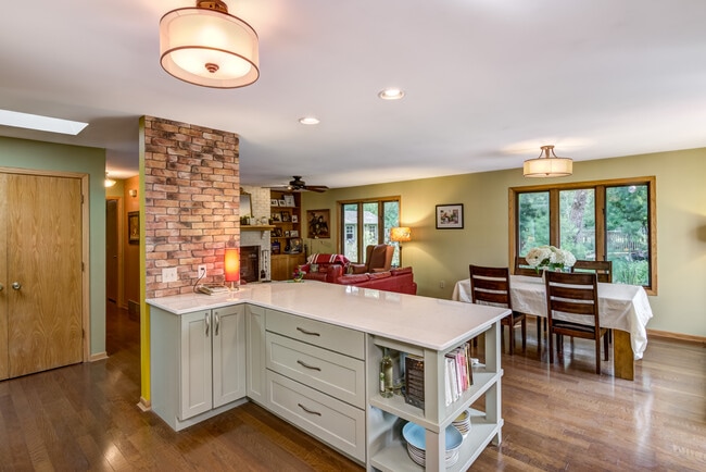 Kit Center Island & Dining Area - 3373 Whispering Pines Ln