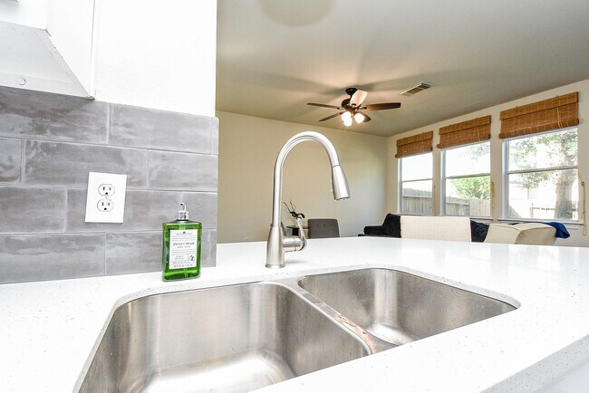 Building Photo - 87 Blue Creek Pl