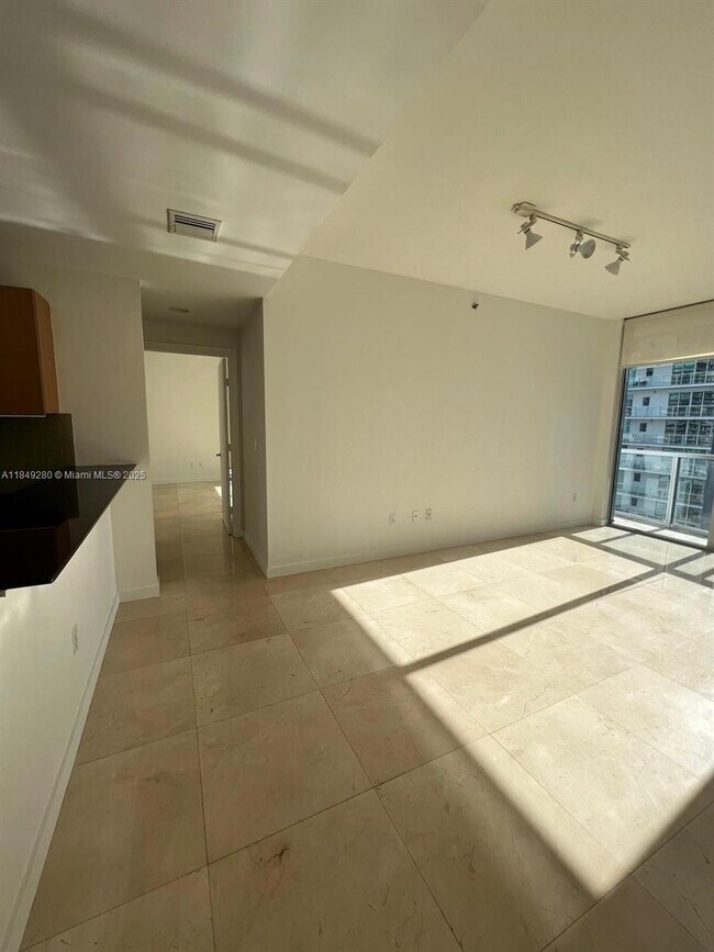 Building Photo - 1060 Brickell Ave