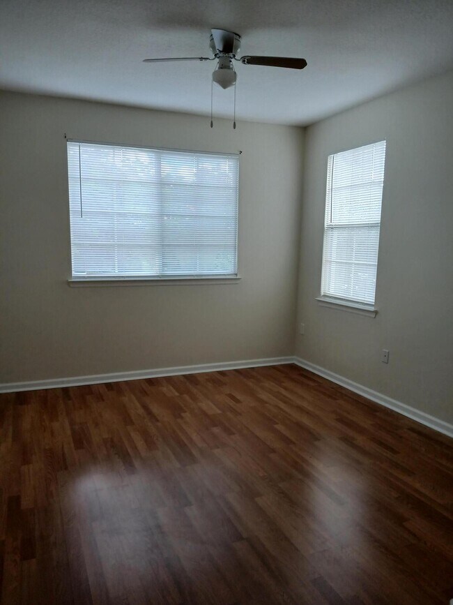 Building Photo - 9857 Baywinds Blvd