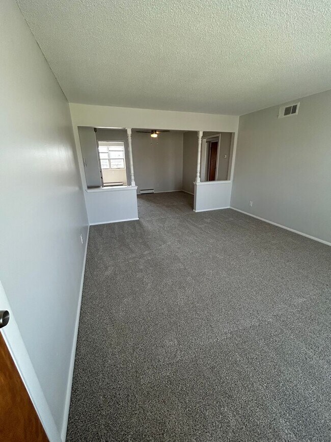 Building Photo - 2 bed 1 bath townhome located in Speedway