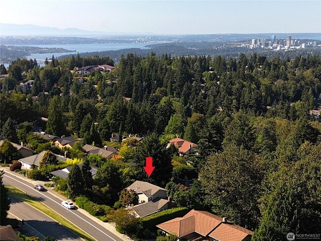 Building Photo - 4Bd/3.5Ba Bellevue Home
