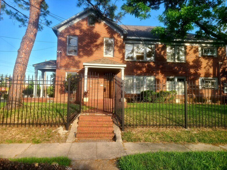 Outside Yard and Fence - 4703 Chenevert St