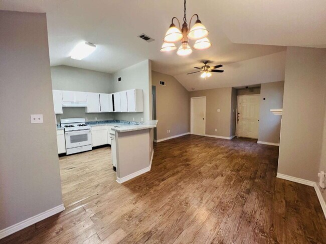 Building Photo - Charming 3 bedroom 2 bath duplex