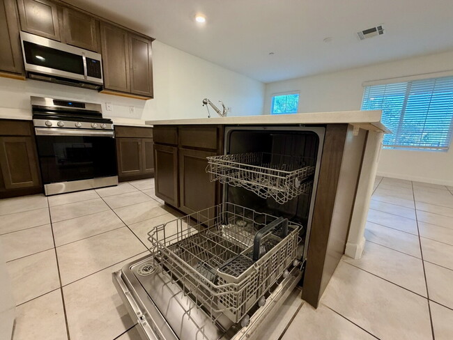 Building Photo - 3 BED 2.5 BATH 2 CAR GARAGE TOWNHOUSE FOR RENT LOCATED IN CADENCE MASTER COMMUNITY
