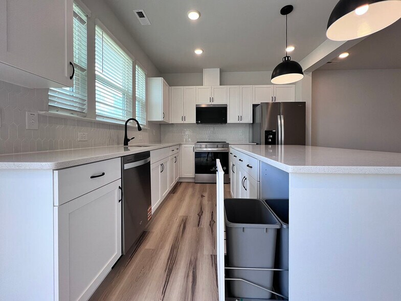 Building Photo - 163 Siebold St