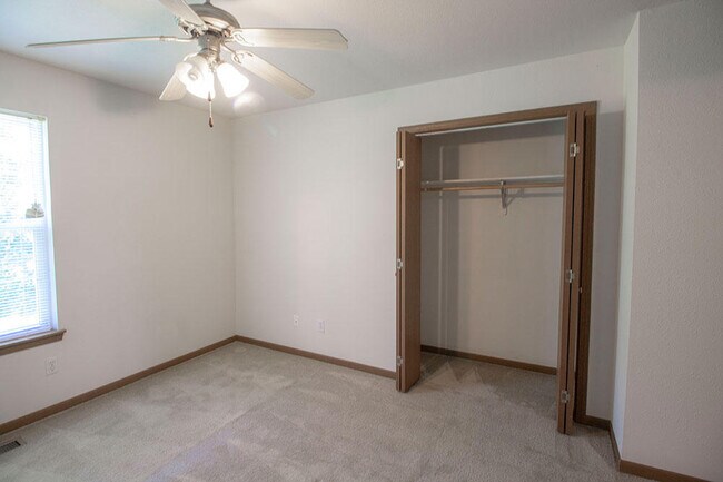 Building Photo - 5000 Derby Ridge Dr