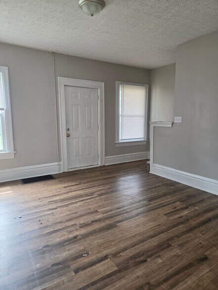 Building Photo - 800 E Whittier St