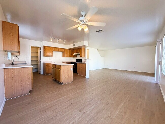 Building Photo - For Rent: Spacious 3 Bed, 2.5 Bath Home with Den & Bonus Room!
