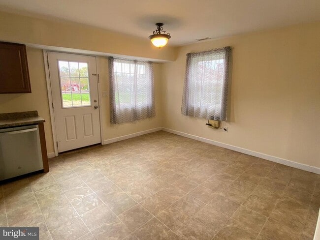 Building Photo - 204 Brecknock Terrace E