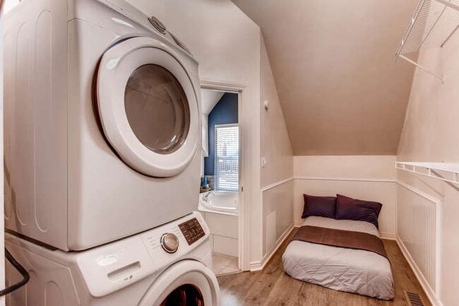 Building Photo - 420 W Oak St