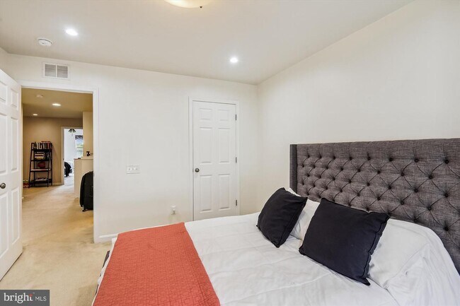 Building Photo - 3028 Rittenhouse Cir