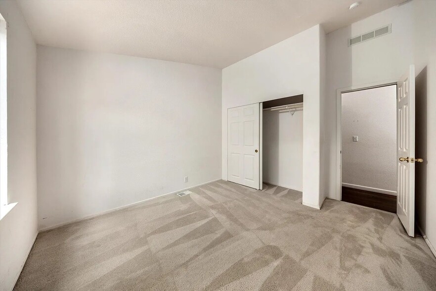 Building Photo - 3831 Crescent Dr