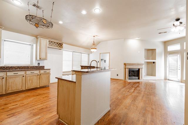 Building Photo - 1875 Crestlake Dr