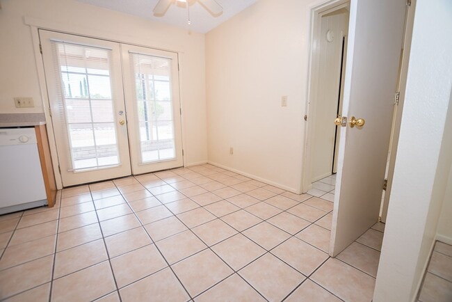 Building Photo - Spacious 3 Bedroom, 2 Bath Home with Updat...