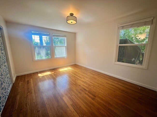 Building Photo - Charming 2 Bed 1.5 Bath in Redwood City!
