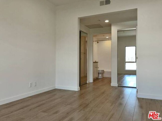 Building Photo - 301 S Swall Dr