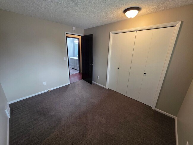 Building Photo - Beautiful Home in 5 Mile