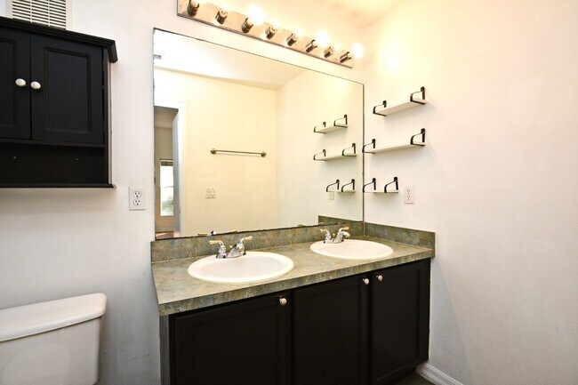Building Photo - 692 Seabrook Ct