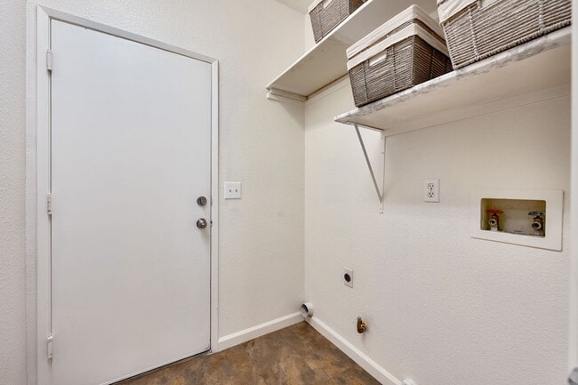 Building Photo - Charming 3-Bed Home in Prime Folsom Locati...