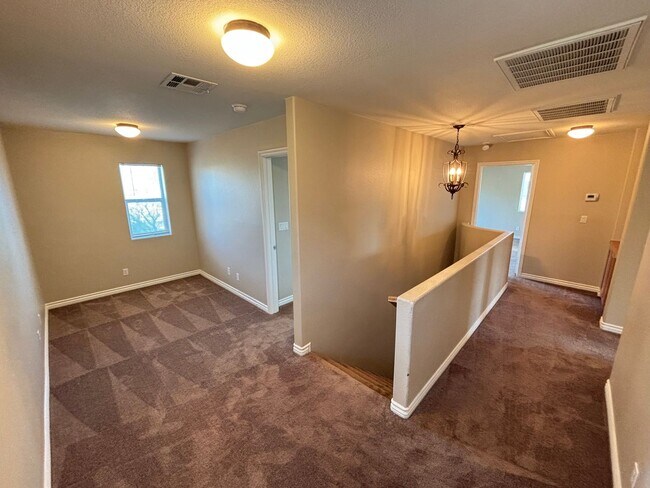 Building Photo - Spacious 4BED/3BATH Home Located in North ...