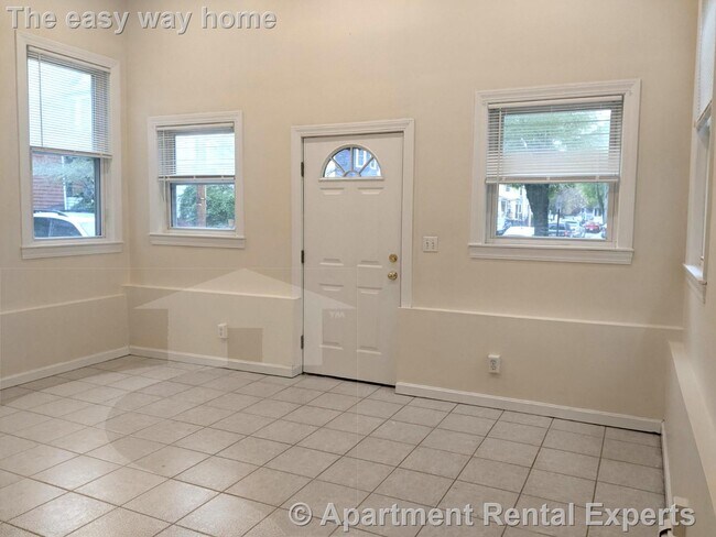 Building Photo - 83 Yorktown St